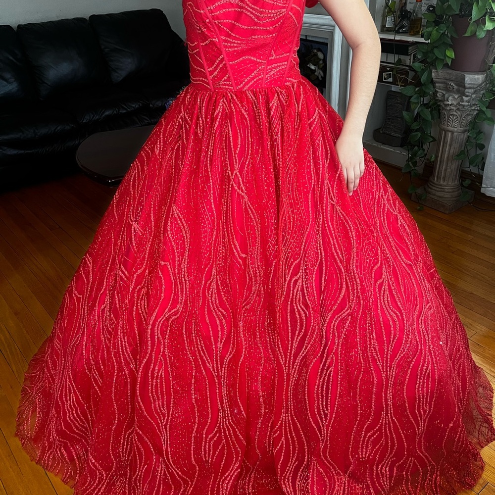 Red dress - Picture 2 of 8